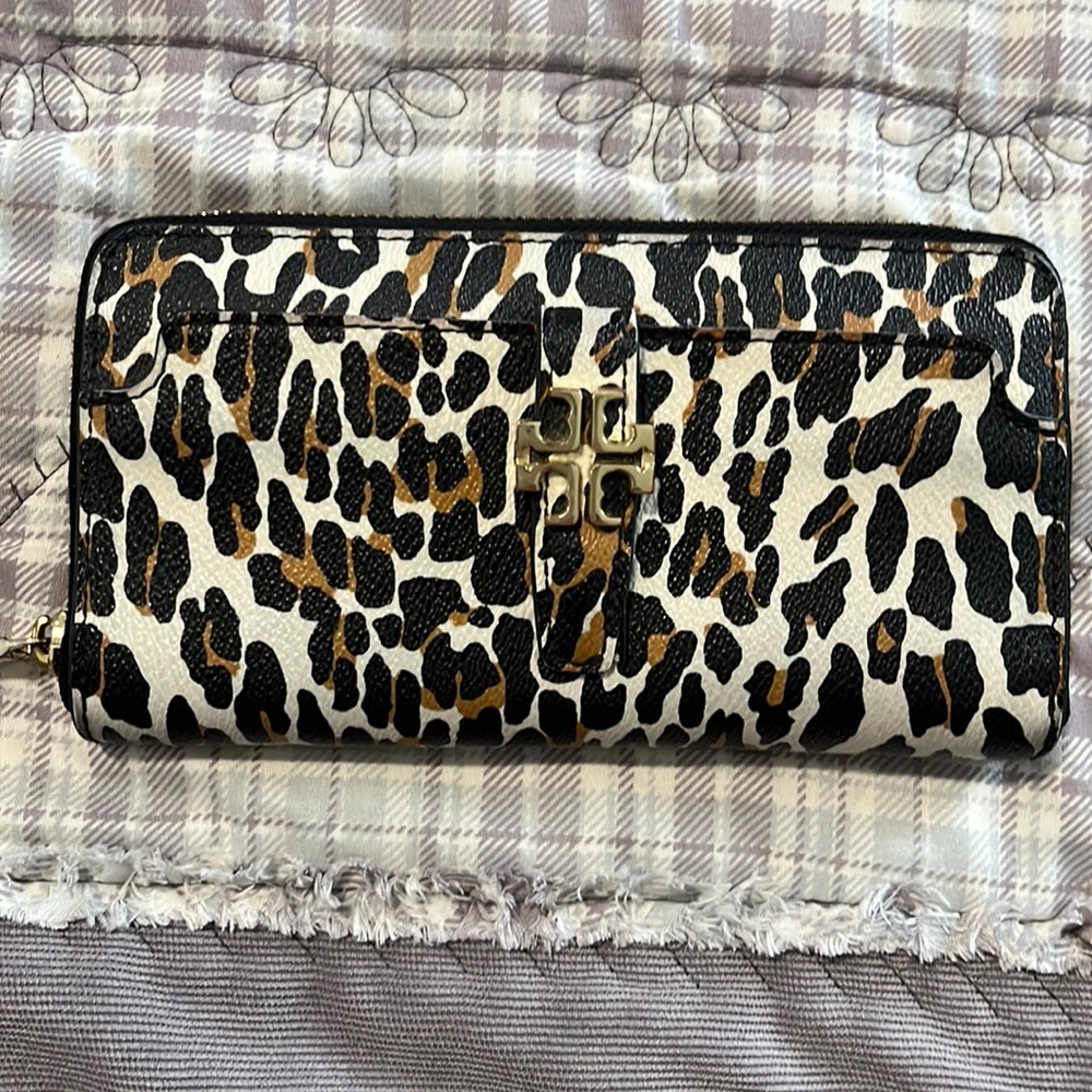 Tory Burch cheetah print Full Zip Wallet! 🔥